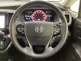 ハンドルにHondaセンシング系のクルーズコントロールやレーンキープアシストなどのスイッチと、オーディオの操作スイッチが装備されています。ハンドルから手を離さず安全に操作できます。