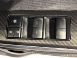 パワーウィンドのスイッチです。運転席に座りながら、助手席や後席の窓を開け閉めできるので大変便利ですよ。