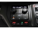 運転席と助手席の温度設定の変更が可能な左右独立タイプのデュアルエアコンです♪♪♪暑がりな人・寒がりな人も誰もが車内を快適にお過ごしいただけます♪♪♪