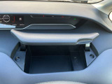 運転席のダッシュボードに小物入れが付いているので財布や携帯電話を入れられて便利です!!