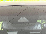 【プリクラッシュセーフティ】前方の車両等を検知し、衝突しそうな時は警報で注意を促し、ブレーキを踏む力をサポート。ブレーキを踏めなかった場合は衝突被害軽減ブレーキが作動、衝突回避をサポートします。