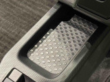 スマートフォンなどがスッキリ置けるセンターコンソールトレイです