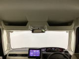 ルームミラー付近の天井にオプション装備のルーフコンソールがついています。ティシュや伝票など、よく使うアイテムをスマートの収納できます。
