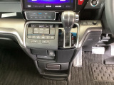 足元スッキリ、インパネシフトです。パーキングブレーキはフットブレーキタイプなので、運転席と助手席の間がスッキリしています。
