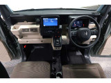 ドライバーを包み込むように、ディスプレーやスイッチ、コンソールを配置。座った瞬間から運転への期待が!空間そのものの心地よさにこだわっています。