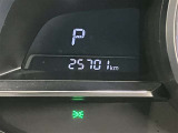 視認性に優れたメーターを採用しており、走行中でも車速や情報が分かりやすく表示されます。運転時の視線移動をむりのない範囲に抑え、快適で安心感のあるドライブをサポートします。