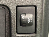 対向車や先行車への配慮が可能。積載物の状況に応じてヘッドライトの照射角度を手動調整できるスイッチ。