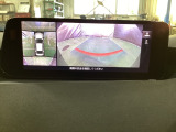 狭い場所での駐車やすれ違いなどでより的確な運転操作に役立つ360&deg;ビューモニターが装備されています。