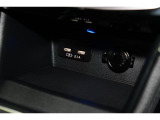 小物の収納に便利なセンタートレイには携帯等のデバイスの充電可能なUSB出力電源付です。