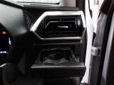 運転席のカップホルダーはエアコンの吹き出し口にありますので冷やしたり温めたりすることが出来ます☆