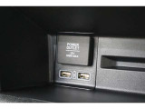 USBソケットがついていますのでコードを繋げばスマートフォンなどの充電が出来ます!