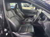 運転席の画像です。足元やシートまわりに余裕があり、リラックスした姿勢で運転が可能です。視界も良好で操作系へのアクセスもしやすく、快適で安心感のあるドライブをサポートします。