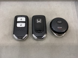 スマートキーを装備しています。鍵を差し込むことなくドアロックの開け閉めと、スタートボタン操作でのエンジンスタートができます。加えて、純正リモコンエンジンスターター用の操作キーもついています。