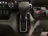 CVT車のセレクトレバーです。低速から高速まで、変速ショックのないスムーズな走りと、エンジン効率のよい領域を維持して燃費にも貢献します。サイドブレーキはスイッチ操作の電子制御パーキングブレーキです。