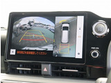 お車選びをお楽しみ頂けるよう、在庫車の展示スペースを十分に確保しております。