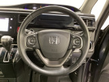 ハンドルにHondaセンシング系のクルーズコントロールやレーンキープアシストなどのスイッチと、オーディオの操作スイッチが装備されています。ハンドルから手を離さず安全に操作できます。
