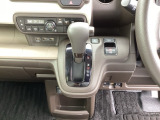 運転席周辺のスマートなレイアウトが、操作のしやすさを実現。快適なドライブをサポートします。手元で操作ができる、電子制御パーキングブレーキ。