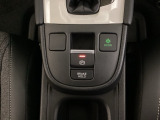 セレクトレバーの下に電子制御パーキングブレーキがあります。スイッチひとつで、停車した地点の傾斜などをシステムが検知・判断してブレーキ力を自動的に最適制御し、しっかり停車できるパーキングシステムです。