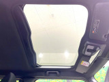 【ガラスルーフ】ガラスルーフ搭載で車内の解放感が一気にアップ!開放的なドライブをお楽しみいただけます。