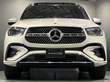 フロントグリル中央に大きく輝くスリーポインテッドスター。メルセデスベンツならではのステータスを強く感じる事ができます