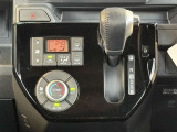 シフトレバー付近です。オートエアコン搭載で車内の温度を快適に設定できます。