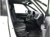 視認性のよいインパネ周りです!操作スイッチやカップホルダーも使いやすい位置に配置されています♪