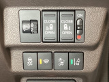 両側電動スライドドアは運転席から操作ができるよう、操作スイッチが付いています。その横にはヘットライトリベライザーのスイッチがついています。道路状況や積荷の加重に応じてライトの高さを調節できます。