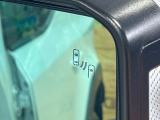 【ブラインドスポットモニター】走行中、ドアミラーの死角になりやすい箇所に後続車が接近するとサイドミラーのレンズに警告を表示!ドライバーに注意喚起をしてくれます。