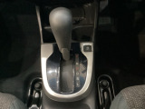 CVT車のセレクトレバーです。低速から高速まで、変速ショックのないスムーズな走りを実現するとともに、エンジン効率のよい領域を維持することで燃費にも貢献します。