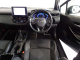 革巻きステアリングで快適な操作性の運転席です。