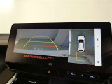 パノラミックビューモニター付きです。車両を上から見たような映像を画面に表示。運転席からの目視だけでは見にくい、車両周辺の状況をリアルタイムでしっかり確認できます。