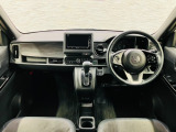 操作性に優れた運転席となります!小物入れや各ボタンの配置にこだわり、使いやすいです!座り心地もよく視認性も良好なのでロングドライブもお任せ下さい!