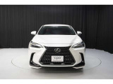 エクステリアは、一目でLEXUSとわかるスピンドルグリルを起点に、人が乗るキャビンの前後を大胆に絞り込んだ菱形のボディと力強く張り出したホイールフレアを融合させ、タイヤの存在を強調しています。