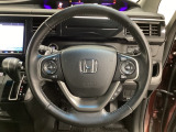 ハンドルにHondaセンシング系のクルーズコントロールやレーンキープアシストなどのスイッチと、オーディオの操作スイッチが装備されています。ハンドルから手を離さず安全に操作できます。