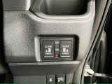 【リア両側パワースライドドア】リモコンなどで自動開閉。Hondaスマートキーを携帯していれば、軽い力で解錠とドアオープンが行えます。半ドア状態まで閉めると、自動的に全閉する機能付き。