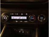 お車のキーはスマートキーです。キーを身につけた状態で車に近づき、ドアロックの解錠や施錠操作が出来ます。雨の日など両手がふさがっている時など、とっても便利ですね。