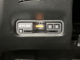 ハンドルの左下にETC2.0がついています。高速道路の料金所の通過も楽々です!。 カードの取り出しもしやすい場所についています。
