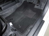 内装工程では、中古車を気持ちよくお乗りいただけるよう清掃しております。