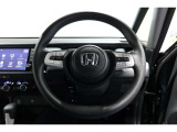 運転中もハンドルでの操作が可能です。特に高速道路等の目が離せない運転時には、便利さだけでなく、安全性も兼ね備えております。