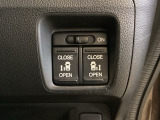 リアドアは乗り降りに便利な両側電動スライドドアです。また運転席に座っていながらスイッチ操作で自在にスライドドアを開け閉めできます。