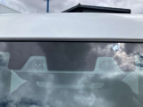 デュアルカメラブレーキサポートです。2つのカメラで前方の車両や歩行者を検知し、ブザー音やメーター内の表示によってドライバーに警告してくれます。