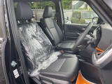 毎日過ごす運転席は要チェック。シートのへたり・擦れ、視界のイメージまで伝わる重要ポイント。