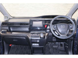 操作性に優れた運転席となります!小物入れや各ボタンの配置にこだわり、使いやすいです!座り心地もよく視認性も良好なのでロングドライブもお任せ下さい!