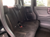 ホンダ車の低床ボディは、チャイルドシートへのお子さまの乗降や荷物の積載もスムーズ。足元もゆったりとしていますので、おくつろぎいただけます。