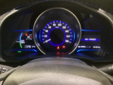 ハイブリット車専用のメーターです。中央のスピードメーターより左右のサブデスプレイで燃費や動力伝達などの情報が見れるようになっています。