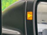 【ブラインドスポットモニター】走行中、ドアミラーの死角になりやすい箇所に後続車が接近するとサイドミラーのレンズに警告を表示!ドライバーに注意喚起をしてくれます。