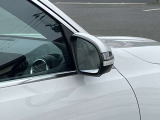 【ブラインドスポットアシスト】走行中車両の斜め後ろの死角エリアをモニタリングし、ドアミラー内蔵のインジケーターを点灯させて注意喚起し、安全な走行のサポートをします。