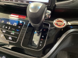 CVT車のセレクトレバーです。低速から高速まで、変速ショックのないスムーズな走りを実現するとともに、エンジン効率のよい領域を維持することで燃費にも貢献します。