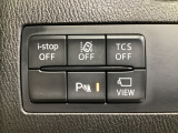 運転席脇のクラスタースイッチ部分にはカメラ切り替えスイッチ、パーキングセンサーその他走行系スイッチを集中配置しております。