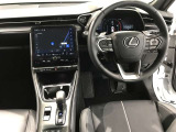 スタイリッシュなデザインのインパネ。各操作スイッチは使いやすい位置に配置されてます。
